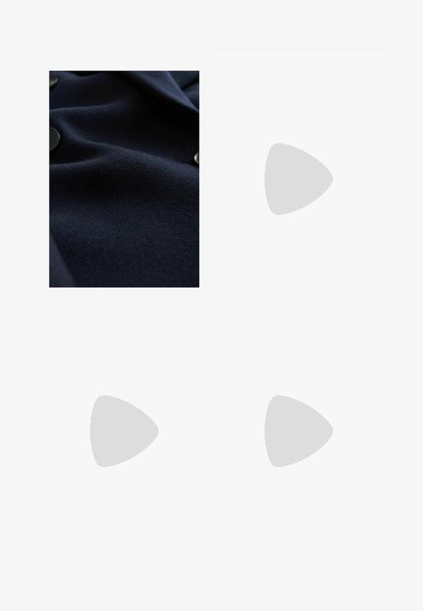 Marineblaues Wollgewebe mit strukturierten Oberflächen und subtiler Glanz. Beinhaltet runde schwarze Knöpfe entlang des Randes, die ein elegantes Design zeigen.; Weißes T-Shirt aus weichem, leichtem Stoff. Mit runder Halslinie und kurzen, weit geschnittenen Ärmeln für einen lässigen Sitz. Keine sichtbaren Muster.; Burgunderfarbene hochtaillierte Jeans mit geradem Bein-Design, ausgestattet mit vorderen Taschen, einem Knopfverschluss und metallischen Akzenten in Kupferfarbe.; Braune Lackleder-Slingback-Schuhe mit spitzem Zehenbereich, niedrigem Absatz und einer dekorativen Schleifenakzent an der Vorderseite. Glatte, glänzende Textur.