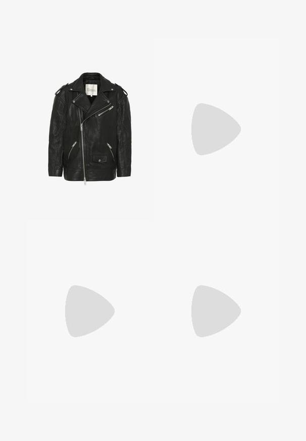 Giubbotto motociclistico in pelle nera con design doppiopetto, zip argentate, finitura testurizzata e rever classici.; Top bianco aderente realizzato in tessuto a coste, con maniche a farfalla e dettagli arricciati sui lati per texture e forma.; Bershka WIDE - Pantaloni - black; Bershka Sandali con tacco - black