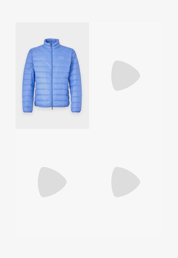 EA7 Emporio Armani TRAIN CORE JACKET - Jakna ispunjena paperjem - granada sky; Bijela pamučna majica s okruglim izrezom i kratkim rukavima, s zlatnim EA7 Emporio Armani logotipom otisnutim na prednjoj strani.; Crne atletske kratke hlače od mekanog materijala, s elastičnim pojasom i malim žutim EA7 logotipom na donjoj lijevoj nozi.; Bijele i crne tenisice s glatkim kožnim gornjištem, teksturiranim detaljima i debelim bijelim potplatom. Imaju klasičan dizajn vezanja.