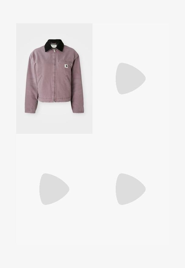 Fialová plátěná bunda s černým kordovým límcem, zipovým uzávěrem a náprsní kapsou. Obsahuje boční kapsy a má zkrácený design.; Sada tří triček s krátkým rukávem v černé, šedé a bílé barvě. Vyrobena z bavlny, s kulatým výstřihem a jednoduchým jednobarevným designem.; Tmavě zelené kalhoty s volnými nohavicemi mají texturovaný květinový vzor, pět kapes a kovové knoflíkové zapínání v pase.; Černé kožené mokasíny s hladkým povrchem, švovými detaily a zaoblenou špičkou, kombinované s bílými saka kalhotami.