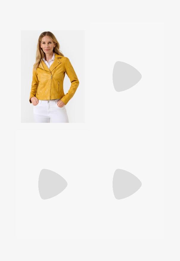 Gele leren motorjack met een slim fit ontwerp, ritssluiting en accenten van zilver, gecombineerd met witte broek.; Zwarte coltrui gemaakt van zachte bre knit stof. Kenmerken zijn lange mouwen en een getailleerd ontwerp met een rechte zoom.; Zwarte rekbare leggings met een brede, zachte tailleband, met een gladde textuur en een aansluitende pasvorm, geschikt voor verschillende activiteiten.; Zwarte kniehoge laarzen met een glanzende afwerking, ronde neus, kleine blokhak en een lus aan de achterkant. Naaddetails accentueren het ontwerp.