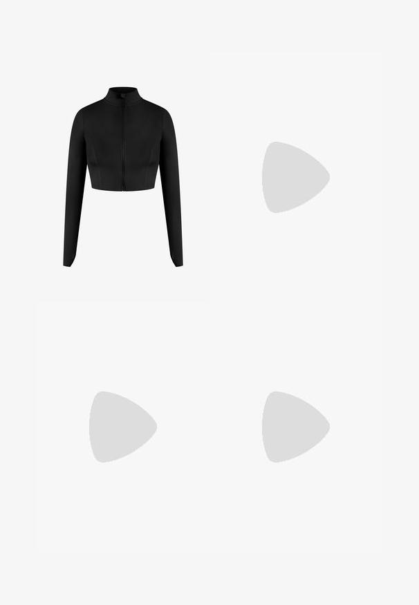 Giacca nera corta con zip e maniche lunghe, realizzata in tessuto liscio. Caratterizzata da un colletto alto e un design minimalista senza motivi.; Top corto a maniche corte in blu navy scuro, realizzato in tessuto liscio e elasticizzato. Presenta una scollatura tonda e dettagli di cuciture minimali. Nessun logo visibile.; Leggings neri a vita alta realizzati in tessuto elasticizzato, con una superficie liscia e vestibilità alla caviglia. Senza motivi o dettagli hardware visibili.; Sneakers Nike P-6000 con una toma superiore in mesh grigio chiaro, accenti neri e una resistente suola in gomma nera. Dotati di un design intricato e di un sistema di allacciatura.