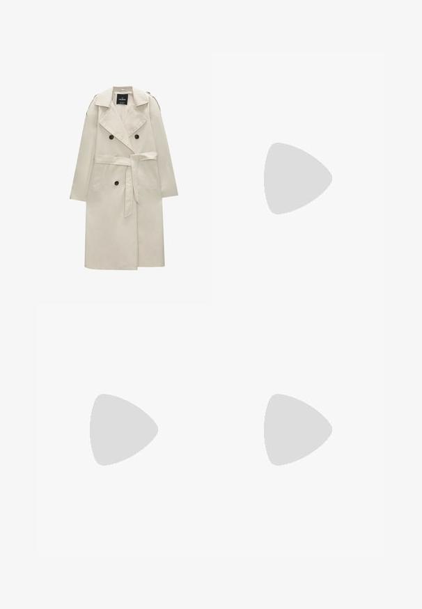 PULL&BEAR - Prochowiec; Granatowy krótki sweter z dekoltem w kształcie litery V, długimi rękawami i prążkowanymi mankietami; wykonany z puszystego materiału, zapewniającego ciepło i miękkość.; Jasnoniebieskie dżinsy o slim fit, wysoki stan, pięć kieszeni, szlufki na pasek oraz zapięcie na guziki.; Beżowe sneakersy z ciemnozielonymi paskami, gumowa podeszwa, zamszowa i tekstylna cholewka oraz neutralne dodatki, w połączeniu z brązowymi skarpetami na jasnoniebieskiej powierzchni.; Brązowe kwadratowe okulary przeciwsłoneczne z szarymi soczewkami, z przezroczystą oprawką i smukłymi, wygiętymi ramionami z subtelnymi detalami akcentującymi.