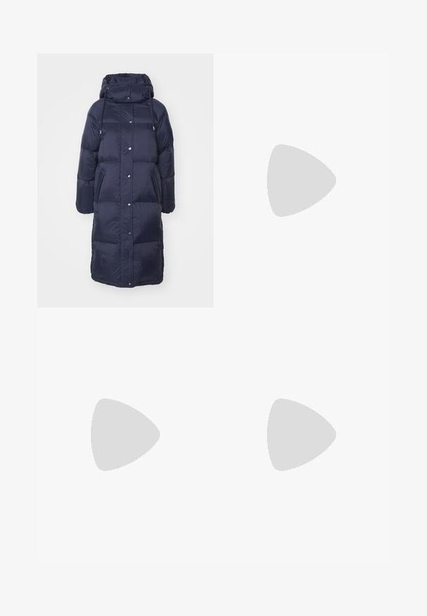 Abrigo acolchado azul marino con un alto cuello, capucha ajustable, botones a presión y dos bolsillos frontales, fabricado en un material ligero y brillante.; Camiseta blanca recortada, con mangas cortas y anchas, material de algodón suave, cuello redondo con un sutil ribete naranja, diseño minimalista, sin patrones ni gráficos.; Pantalones negros ajustados con un diseño de pierna recta, que presentan una textura suave y pliegues nítidos en el frente. Sin herrajes visibles.; Sandalias de tacón cuadrado en color beige con tiras delgadas y punta cuadrada. Material suave con un diseño minimalista, diseñado para facilitar su uso.