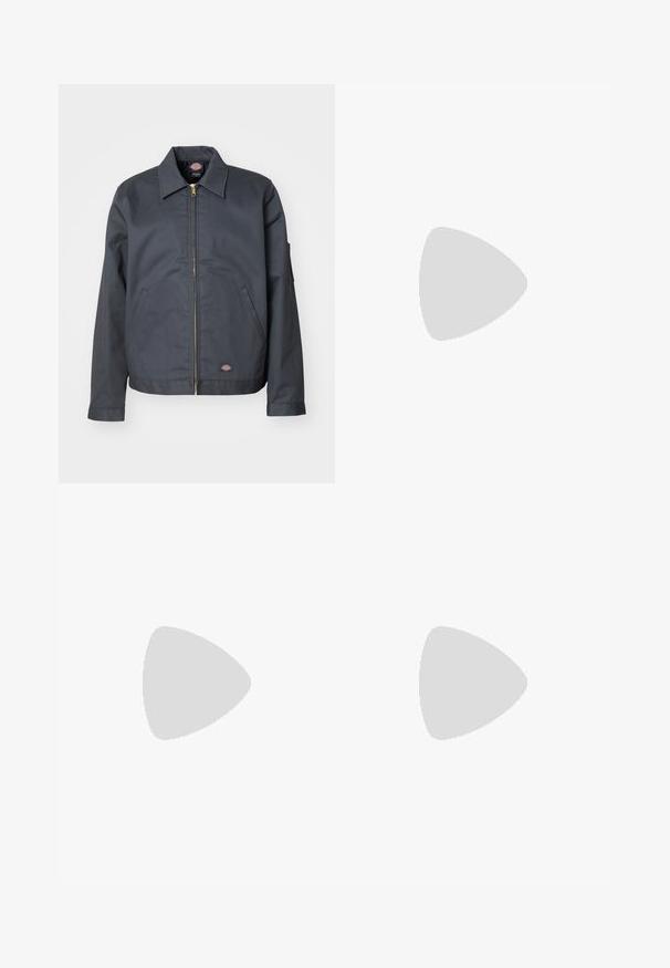 Mørkegrå jakke lavet af robust stof. Har en krave, frontlynlås, sidelommer og et lille logo nederst foran. Glat tekstur.; Hvid bomulds t-shirt med korte ærmer, der har et lille sort logo på brystet og et mærke i det nederste venstre hjørne.; Sorte denimbukser med lige snit, der har frontlommer, lynlås og en enkelt knap i toppen. Struktureret stof med en mat finish.; Marineblå vandrestøvle med overdel i ruskind og tekstil, hvid mellemsål, sort sål og metalliske snørehuller. Har en bageste løkke for nem påtrækning.