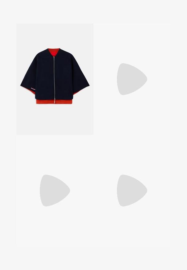 Giacca navy con zip, maniche raglan, fodera interna rossa e cuciture rosa a contrasto. Tessuto morbido con una silhouette rilassata e leggermente oversize.; Maglione nero lavorato a maglia con maniche lunghe, scollo a girocollo e un piccolo cuore bianco sul petto. Tessuto morbido con polsini e orlo a coste.; Pantaloni a righe blu scuro con vita alta, design a gamba larga e senza hardware o decorazioni visibili. Tessuto liscio e vestibilità sartoriale.; Paul Smith TOPANGA - Ballerine - black; Clutch in pelle beige plissettata con una struttura in metallo argento, dotata di due chiusure decorative rotonde e una tracolla in catena argentata.