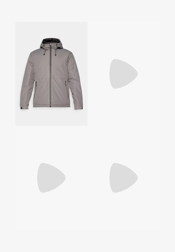 Graue Daunenjacke mit Kapuze, frontale Reißverschlussöffnung, zwei Seitentaschen und Kordelzüge für eine anpassbare Passform. Glatte Textur und leichtes Design.; Weißes T-Shirt mit kurzen Ärmeln aus Baumwollstoff und rundem Halsausschnitt. Schlichtes Design ohne Muster oder Akzente. Glatte Textur.; Hellgraue Hose mit geradem Schnitt, Knopfverschluss, Fronttaschen und einem glatten, strukturierten Stoff. Minimalistisches Design, keine Muster.; Weiße Sportschuhe mit einem glatten synthetischen Obermaterial, blauen Akzenten, strukturiertem marineblauen Absatz und einer leichten, genoppten Sohle für besseren Halt.