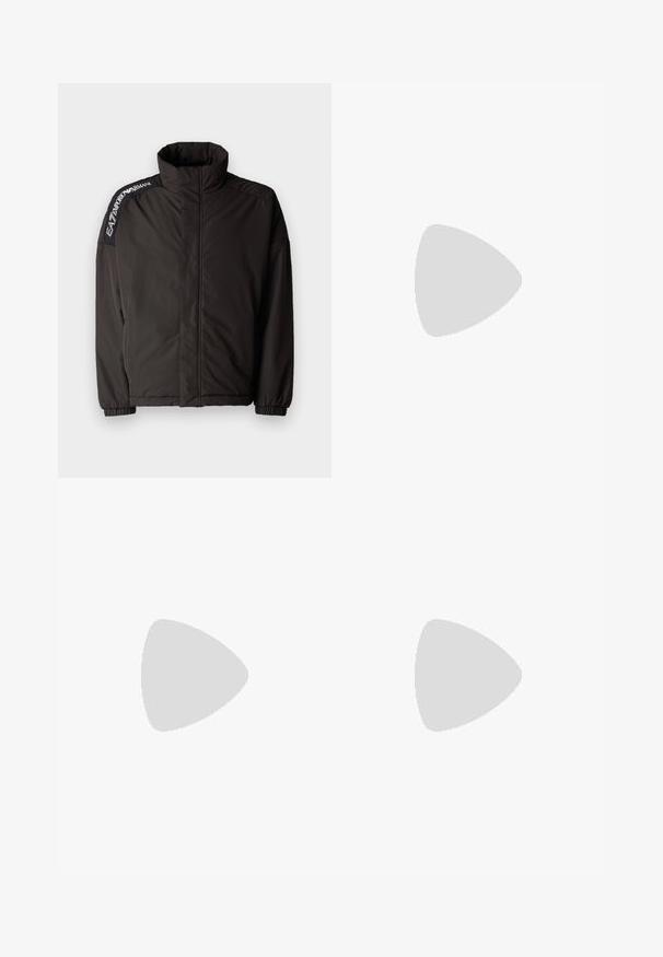 Sort polstret jakke med høj krave, elastiske manchetter og logo detaljer på skulderen. Har en glat, mat overflade og en løs pasform.; Hvid bomulds t-shirt med rund halsudskæring og korte ærmer, prydet med et gold EA7 Emporio Armani logo trykt på forsiden.; Sorte atletiske shorts lavet af blødt stof, med en elastisk talje og et lille gult EA7-logo nederst på venstre ben.; Hvide lædersneakers med en glat overflade, rund tå, flade snørebånd og en tekstureret sål. Har et diskret logo på hælen.