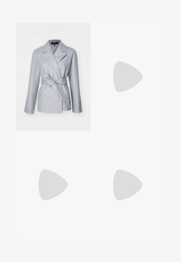 Grijze wolblend wikkeljas met lange mouwen, een reverskraag en een strikceintuur in de taille. Heeft een gladde binnenvoering en strakke lijnen.; Witte lange mouw turtleneck top gemaakt van glad, elastisch materiaal. Voorzien van een hoge kraag en een getailleerd ontwerp, zonder zichtbare patronen of versieringen.; Lichtblauwe wijde jeans gemaakt van denim, met een hoge taille, vijf zakken en subtiele vervaging voor een versleten uitstraling.; Witte platform sneakers van glad synthetisch materiaal, met een afgeronde neus, vetersluiting en een gestructureerde rubberen zool. Zwarte hielaccent.
