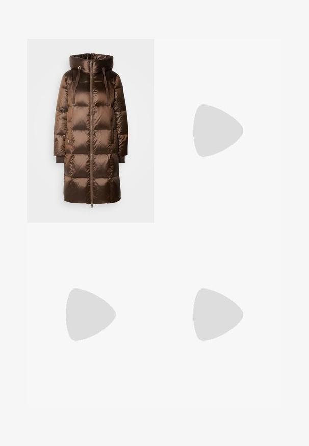 Mos Mosh JACKET - Páperový kabát - rain drum; Čierny top bez rukávov s tenkými popruhmi, so zúženou textúrou a okrúhlym výstrihom. Materiál vyzerá mäkko a priliehavo, s minimálnymi švami a bez vzorov.; Čierne nohavice z bavlneného zmesového materiálu s rovnými nohavicami, predným zapínaním na gombík a dvoma bočnými vreckami. Hladká textúra, žiadne viditeľné vzory.; Čierne kožené lodičky s špicatou špičkou a nízkym blokovým podpätkom. Obsahuje remienok okolo členka so zlatým prackou. Hladký povrch.