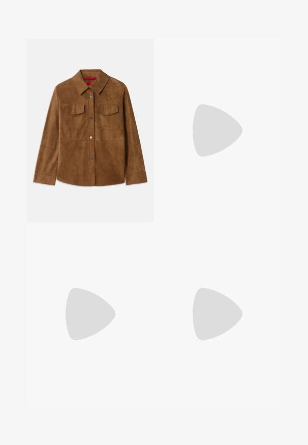 Barna velúr dzseki gallérral, két mellzsebbel és ezüst színű patentgombokkal. Simább textúrájú, egyenes aljjal és hosszú ujjakkal.; Fekete ujjatlan pamut pulóver kerek nyakkivágással. Az alján bal oldalon egy kis fehér logó található, és bordázott díszítéssel rendelkezik.; Fekete bővülő nadrág sima anyagból, magas derekú és teljes hosszúságú kialakítással. Nincs látható minta vagy díszítés.; Fekete magassarkú szandál keresztpántos dizájnnal és állítható csattal. Simább felülettel és hegyes tűsarkúval rendelkezik.; Fekete bőr kisméretű táska arany lánccal, sima felülettel, téglalap alakú, és dombornyomott márkázással az elején.