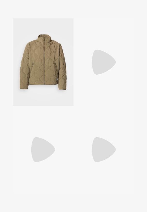 Lysebrunt quiltet jakke med fuld frontlynlås, to lynlåslommer på siden og en opretstående krave.; Sort kortærmet T-shirt lavet af en glat bomuldsblanding, med en rund halsudskæring og et minimalistisk design uden mønstre eller accenter.; Sorte joggebukser lavet af glat stof. Har en elastisk talje med snor, tætsiddende ben og ingen synlige lommer. Enkel design.; Sorte læder slip-on loafers med en struktureret overflade og en kontrasterende beige gummisål. Har en subtil detalje langs forsiden.