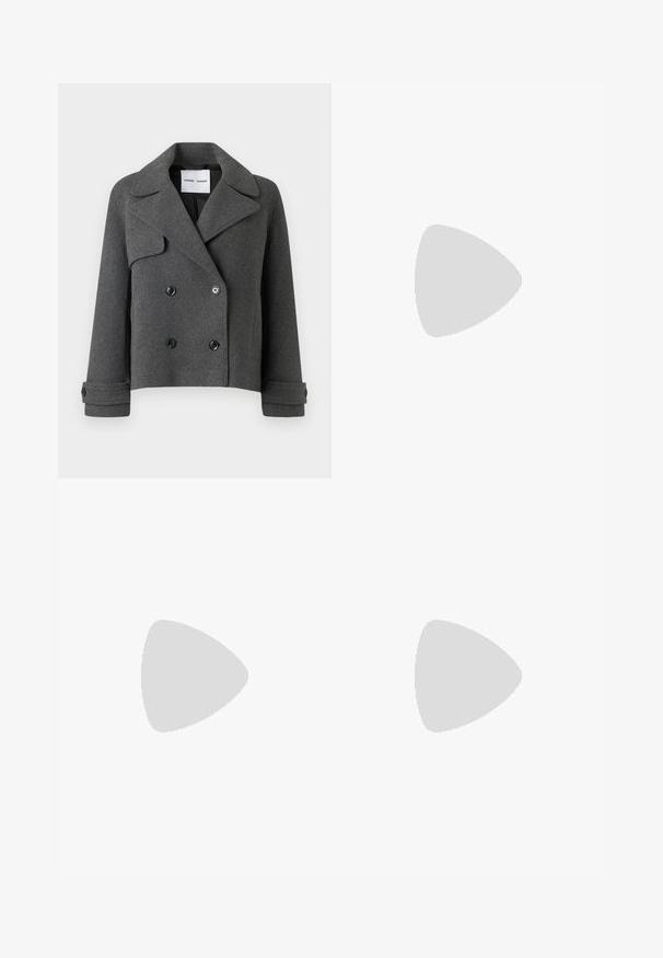 Pilkas vilnos mišinys, dvigubos krūtinės švarkas su didelėmis apykaklėmis, juodais mygtukais ir sulankstytais rankogaliais. Struktūrizuotas dizainas, trumpas ilgis.; Juodas be rankovių topas su tiesia iškirpte, priekiniais mygtukais ir dviem paslėptomis šoninėmis kišenėmis. Lygaus audinio pritaikytas dizainas.; Juodos džinsinės kelnės su aukštu liemeniu, platėjančios, turinčios mygtuko užsegimą, šonines kišenes ir lygų paviršių.; Juodas odinis plokščias batelis su smailiu kojų pirštu, šiek tiek pakelta kulna ir lygiu paviršiumi. Paprastas dizainas be matomų detalių ar raštų.