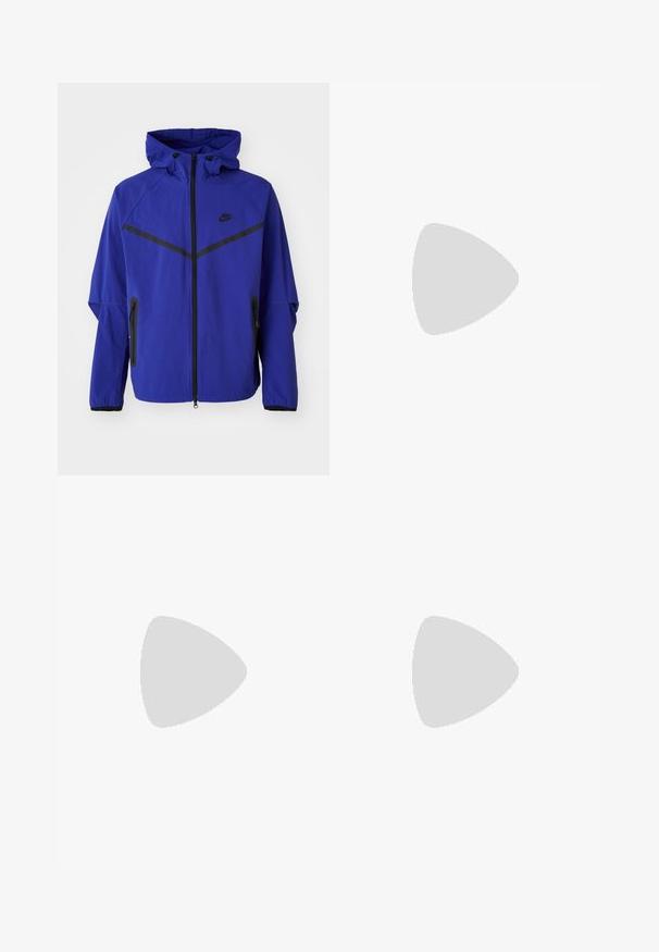 Modra jakna s kapuco, izdelana iz lahkega materiala, z črnimi poudarki, zadrgami in geometrijskim vzorcem na prsih.; Črni pulover iz bombaža z okroglim izrezom, dolgimi rokavi in majhnim belim logotipom Nike na zgornjem levem delu prsnega koša.; Črne, elastične hlače za prosti čas z ohlapnim krojem, manšetami na gležnjih, gladko teksturo in brez vidnih vzorcev ali dodatkov.; Bela Nike Air Max 90 športna obutev z mrežastim in usnjenim zgornjim delom, perforiranim prstnim delom in vidno zračno enoto v peti.; Crne sončne naočale s mat površinom, pravokutne leće, blagi luk na sljepilima, diskretna oznaka i leće sa dimnim nijansama.