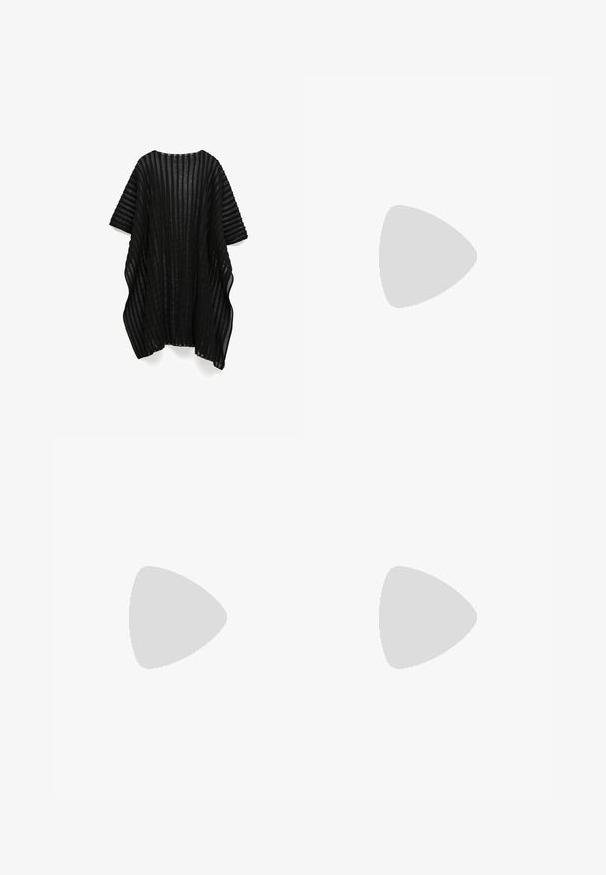 ADOLFO DOMINGUEZ Cape - black; Schwarzes Langarmoberteil aus durchscheinendem Material mit einem wellenförmigen Muster. Verfügt über einen runden Ausschnitt und eine figurbetonte Silhouette.; Schwarze Denim-Shorts mit geradem Schnitt, fünf Taschen und Metallbeschlägen, aus strukturiertem Stoff und mit normalem Taillenbund.; Schwarze Netz-Balletflats mit spitz zulaufender Zehenpartie, dekorativem Riemen und dezentem Akzent. Sie verfügen über ein offenes Netzdesign und eine flache Sohle.