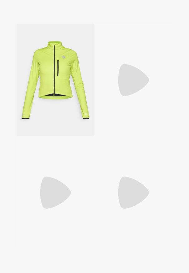 Augstākas redzamības zaļa pieguloša jaka ar garām piedurknēm, stāvam apkakli, priekšējo rāvējslēdzēju un rāvējslēdzēja krūšu kabatu. Iespējas ar melnā krāsā akcentiem.; Īss melns īsām piedurknēm krekls ar mazu trīsstūra gumijas detaļu centrā pie kakla.; Melnas pieguļošas bikses ar gludu tekstūru, taisnas kājas dizainu un platu jostasvietu. Satur mazu logo uz jostasvietas.; Sudraba augstpapēžu zeķu zābaki no krokodilā teksturēta sintētiskā materiāla, ar smaili purngalu un elegantu stiletto papēdi ar melnu akcentu.