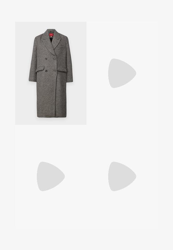 Cappotto doppiopetto in un motivo houndstooth bianco e nero, con colletto a bavero, due tasche frontali e bottoni neri.; Maglione beige a collo alto con texture a coste e maniche lunghe, caratterizzato da un motivo a punto triangolare lungo il fronte per un tocco di particolare.; Jeans in denim blu con taglio dritto, vita alta e design classico a cinque tasche. Presentano una chiusura con bottone e cerniera.; Mule nere con tacco alto e punta affilata, realizzate in pelle liscia. Presentano una larga cinghia alla caviglia con una fibbia quadrata argentata e borchie.