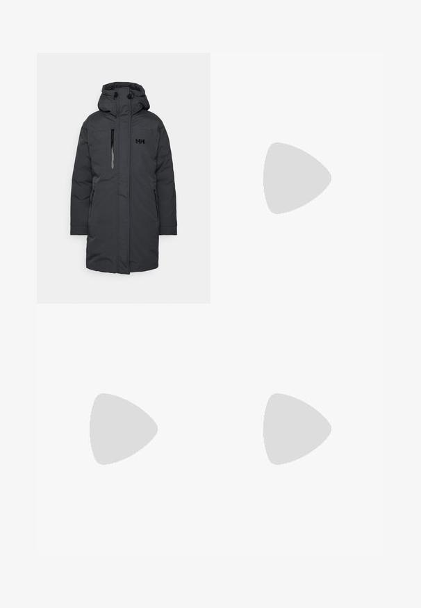 Tmavě šedá zateplená parka s kapucí, se zapínacími bočními kapsami a kapsou na prsou. Hladká textura, minimalistický design.; Černé tričko s dlouhým rukávem vyrobené z bavlny s kulatým výstřihem. Na levé části hrudi se nachází malé bílé logo. Jednoduchý design a střih.; Černé nylonové cargo kalhoty na zip s nastavitelnými manžetami, několika kapsami a logem na pravé noze. Hladká, lehká textura.; Béžová a krémová sportovní obuv s texturovaným síťovaným svrškem, podpůrnými překryvy a gumovou podrážkou s dezénem pro lepší přilnavost.