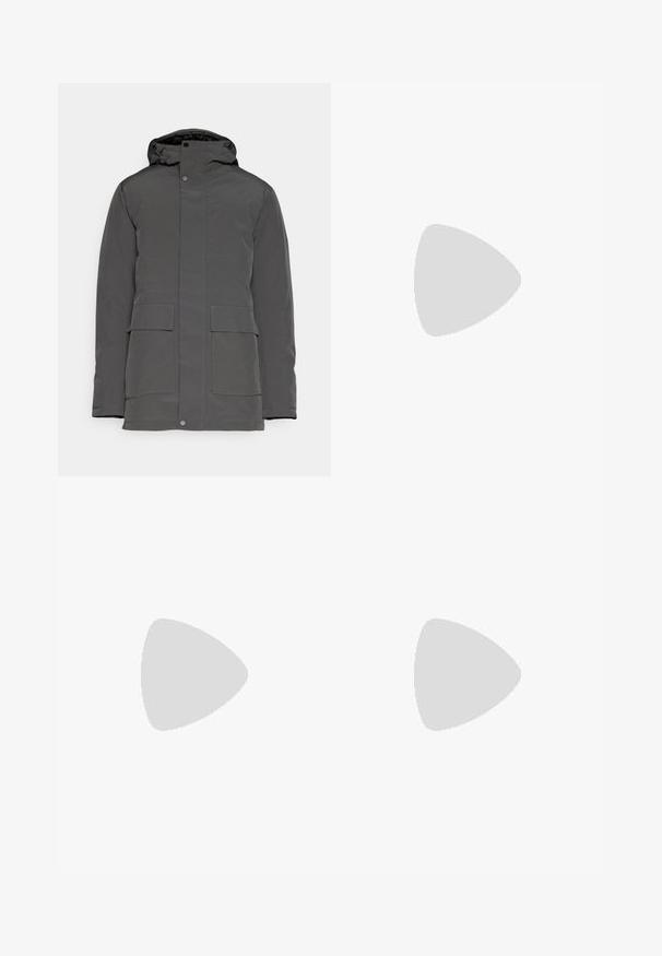 Grå vandtæt vinterjakke med hætte, der har to store frontlommer og trykknaplukning. Glat tekstur og minimalistisk design.; Grå bomulds T-shirt med rund halsudskæring, korte ærmer og et lille hvidt "JJ Studios" logo på brystet. Glat tekstur og afslappet pasform.; Lysblå stribede bukser lavet af bomuld. Lige ben design med knaplukning foran og sidelommer. Blød tekstur.; Sko med en cremefarvet overdel, blå side-stribe og grå hæl-fremhævning. Har et tekstureret design og sål af gummirubber.