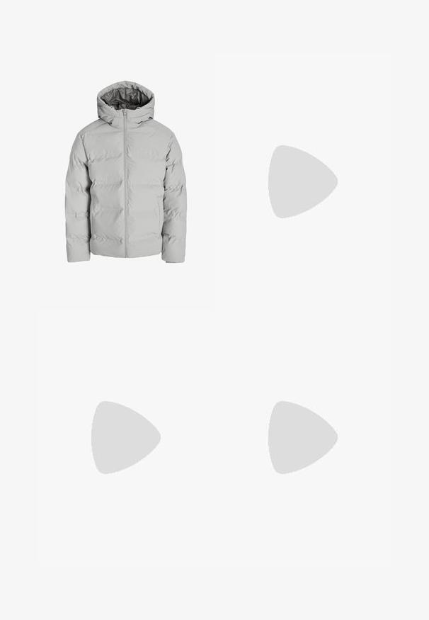 Lysegrå polstret vinterjakke med frontlynlås og fasthæftet hætte, vist forfra mod en hvid baggrund.; Olivengrøn strikket sweater med rund halsudskæring, lange ærmer og ribbede manchetter. Har et struktureret mønster og en afslappet pasform.; Lysblå denim jeans med høj talje, frontknap, lynlås og fem-lomme design, lagt fladt på en neutral baggrund.; Hvide sneakers med sorte og grå detaljer, med en tekstureret grå tåhætte, sort gummisål og flade hvide snørebånd. Rent design, minimalistisk stil.