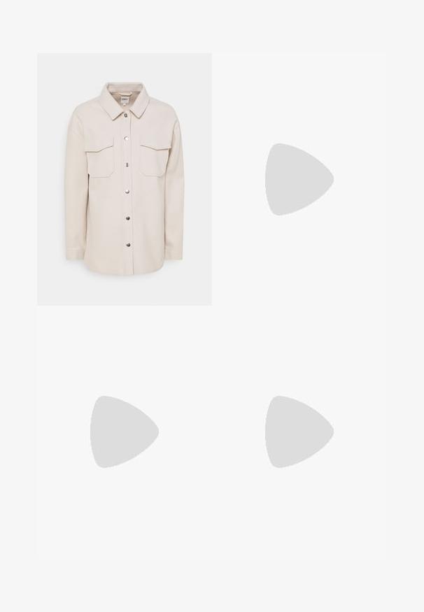ONLY Tall ONLMACI  SHACKET TALL - Casaco de verão - pumice stone; T-shirt branco de manga curta feito de algodão. Apresenta um decote redondo e um corte descontraído, com um design simples e sem padrões ou acentos visíveis.; Os jeans de cintura alta em azul claro apresentam um design de perna larga, feitos de denim com um acabamento texturizado e detalhes de costura frontal.; Shoe com cano baixo em tecido branco, bico redondo, riscas pretas na sola e seis ilhós para os atacadores. Acabamento em tecido texturizado.