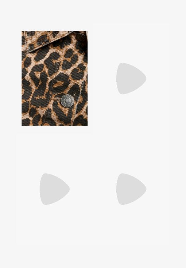 Leopardmønstret denimstof i nuancer af brun og sort, med en metaltrykknap, en struktureret overflade og synlige stikninger.; Hvid cropped T-shirt, korte brede ærmer, blødt bomuldsstof, rund halsudskæring med diskret orange kant, minimalistisk design uden mønstre eller grafik.; Beige vidde bukser i en lin-blanding, der har en høj talje, folder og en glat tekstur. Ingen synlige hardware eller mønstre.; Sko med spids tå og slingback i off-white læder, med en lav hæl og udskæringsdesign, der har en glat tekstur og minimale accenter.