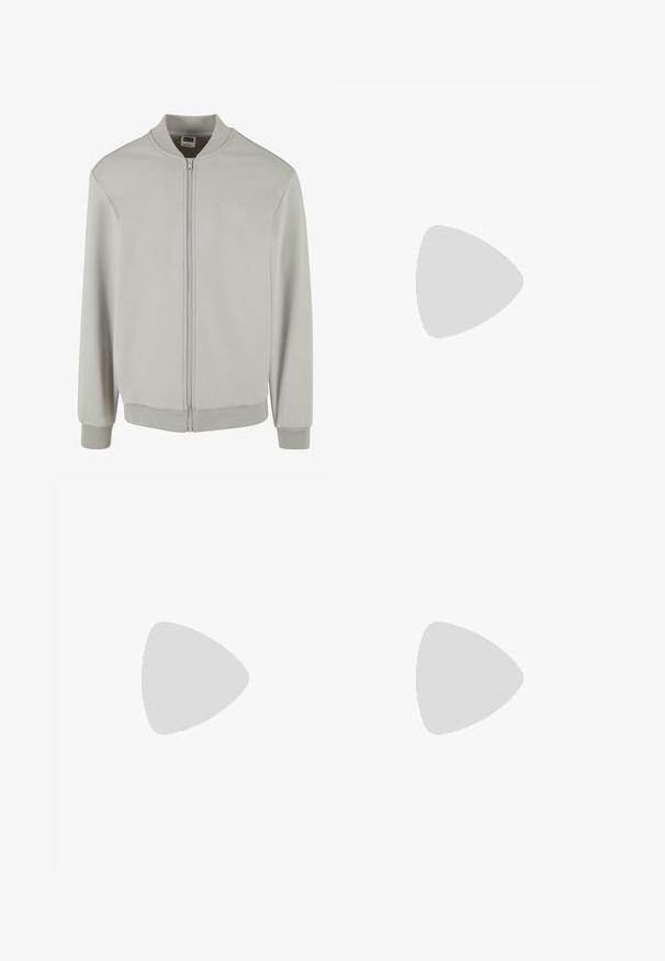Chaqueta bomber de color gris claro hecha de una suave mezcla de algodón, con cierre de cremallera, cuello, puños y dobladillo acanalados. Diseño sencillo y ajuste regular.; Dos suéteres negros de manga larga y cuello alto, de punto liso, apilados con uno ligeramente detrás del otro sobre un fondo blanco.; Pantalones cargo caqui con cintura elástica y cordón, que cuentan con bolsillos laterales y tobillos ajustados. Fabricados en un material ligero y texturizado.; Zapatillas de cuero blanco con perforaciones, punta redonda, suela plana y cordones gruesos, con un logo de swoosh visible y "AIR" en el talón.