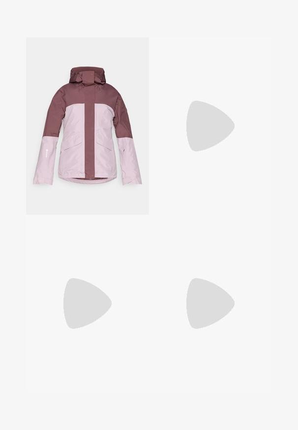 Waterdichte jas in donker en lichtroze, met een hoge kraag, verstelbare capuchon, twee voorkruiszakken en een gladde textuur.; Zwarte T-shirt van katoen, met korte mouwen over een witte lange mouw laag met een subtiel textuurpatroon. Ronde hals ontwerp.; Zwarte, lichte broek met een elastische tailleband en gathered enkels. De stof is glad en heeft een ontspannen, taps toelopend ontwerp.; Zwarte vetersneakers met een dikke zool, voorzien van een bovenwerk van soepel leer, een ronde neus en een herkenbaar gelaagd platformontwerp.