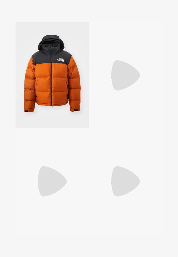 The North Face RETRO NUPTSE JACKET - Tollkabát - earthen copper/black; Öt hosszú ujjú póló egymás mellett: türkiz, fekete, fehér, sötétszürke és tengerészkék. Puha anyag, kerek nyakkivágású kialakítás és standard fit.; Világoskék, széles lábú farmernadrág, közepes derékkal, öt zsebbel és gombos záródással, vékony fémszínű akcentussal.; Fekete magasszárú sportcipők fehér talppal és fűzővel, laza kék farmernadrággal párosítva, egy szürke korlát tetején pihenve.