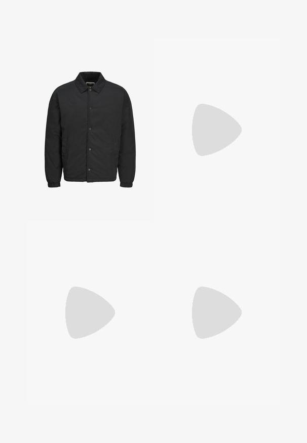 Černá péřová bunda vyrobená z lehkého materiálu, s límcem na špičku, zapínáním na patentky a elastickými manžetami. Jednoduchý design s bočními kapsami.; Světle béžový pletený svetr s texturovaným vzorem vaflí. Má vysoký límec a ribbovaný lem a manžety. Měkká, středně těžká látka.; Černé bavlněné kalhoty s uvolněným střihem a mírnou elasticitou. Mají klasický pětikapsový design a jemnou strukturu, nošeny s šedými teniskami.; Černé kožené mokasíny s kulatou špičkou, designem na nazouvání a silnou gumovou podešví s texturovaným gripem. Zvýšený podpatek a jemné švy.; Černé obdélníkové sluneční brýle s tmavými skly, disponující silným rámem, decentními akcenty po stranách a bez viditelných log kromě názvu značky.; Stříbrné nerezové ocelové hodinky s quartzovým strojem a černým obdélníkovým ciferníkem, které mají analogové ručičky, digitální displej a označení voděodolnosti.