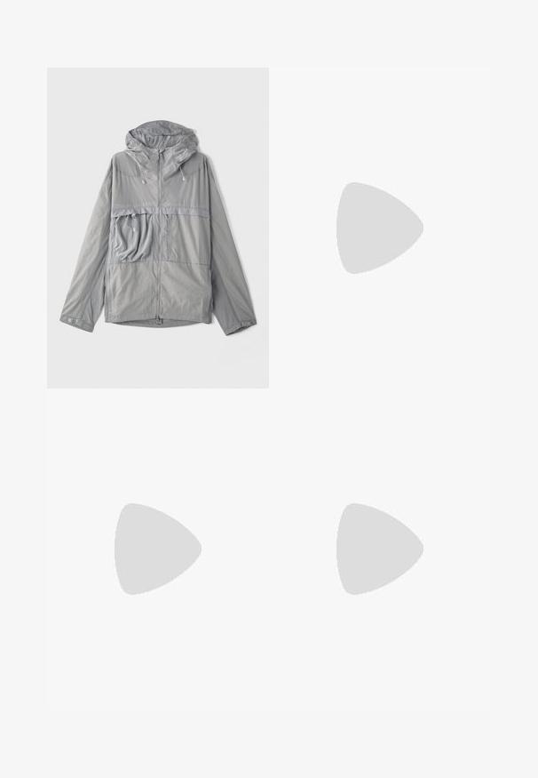 Könnyű, szürke dzseki kapucnival, cipzáras elülső résszel, nagy mellzsebbel, strukturált anyaggal, és rugalmas zsinórral a kapucnin és az alján.; Fekete, pamutból készült pulóver kerek nyakkal, hosszú ujjakkal és a bal felső mellrészen egy kis fehér Nike logóval.; Fekete, rugalmas derékpántos melegítőnadrág, laza fit, véget érő szárakkal, sima textúrával, látható minták vagy hardver díszek nélkül.; Fehér Nike Air Max 90 sneaker, amely hálós és bőr felsőrésszel, perforált orr-résszel és látható légpárnás egységgel rendelkezik a saroknál.; Fekete napszemüveg matt felülettel, téglalap alakú lencsékkel, enyhe ívvel a templomokon, diszkrét logó részlettel és füstszínű lencsékkel.