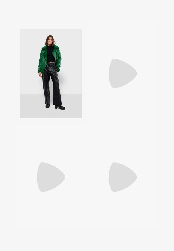 Zielona skórzana kurtka z puszystym kołnierzem, w zestawieniu z czarnymi skórzanymi spodniami w szerokim kroju i masywnymi czarnymi botkami na obcasie. Modelka stoi prosto.; Czarna koszulka z krótkim rękawem i okrągłym dekoltem. Wykonana z gładkiej, elastycznej bawełny. Prosty design bez wzorów i grafik.; Czarne spodnie o prostym kroju, z przednimi kieszeniami i bocznymi rozcięciami na dole. Wykonane z miękkiego, gładkiego materiału. Odpowiednie na różne okazje.; Czarne lakierowane sandały na obcasie z kwadratowym noskiem, z paskami wokół kostki i srebrnymi klamrami. Posiadają masywny słupek dla stabilności.