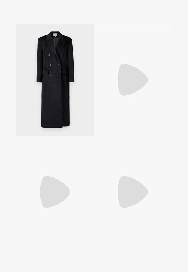 Dvojité černé vlněné sako s klopovým límcem, dlouhými rukávy a rovnou siluetou. Obsahuje dvě přední kapsy a knoflíkové detaily.; Černý svetr vyrobený z měkké tkaniny, má dlouhé rukávy, kulatý výstřih a pružné manžety. Jednoduchý design, bez vzorů nebo ozdob.; Bershka WIDE-LEG - Wide leg - black; Černobílé tenisky Nike se svrškem z semiše a kůže, bílé tkaničky, nošeny s proužkovanými krémovými ponožkami, na žlutém pozadí.; Hnědá semišová kabelka s dvojitými horními uchy, odnímatelným ramenním popruhem, přední klopnou a štítkem označujícím "Pravá kůže". Akcenty zlaté barvy.