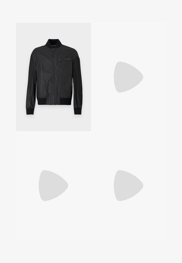 Črno usnjeno bomber jakno z zadrgo spredaj, rebrastimi manšetami in žepom na prsih z zadrgo. Gladka tekstura.; BOSS TEE - Navadna majica - open white; Bele, plisirane hlače s krojenim prileganjem, z gladko teksturo, z zankami za pas in ožjimi hlačnicami. Brez vidnih žepov ali vzorcev.; Bela usnjena tenisačka obutev s zaobljenim nosom, minimalističnim dizajnom, sivozelenimi vezalkami in teksturiranim sivo gumijastim podplatom. Opazne diskretne šivalne podrobnosti.