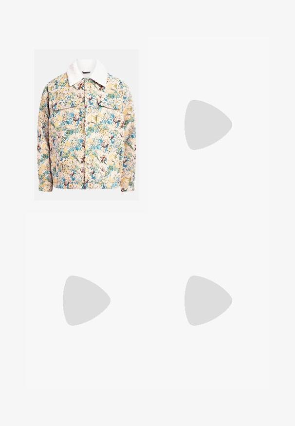 Jachetă cu model floral realizată dintr-un material texturat, prezentând nuanțe de albastru, galben și maroniu, cu un guler din fleece alb și două buzunare frontale.; Tricou alb cu maneci scurte, dintr-un material ribbed. Guler rotund, croi lejer, fără modele sau accente vizibile. Design simplu și versatil.; Pantaloni cargo albi cu o croială relaxată, închidere frontală cu nasture și multiple buzunare pe laterale, confecționați din material de bumbac durabil.; Tenisi albi slip-on cu o suprafață texturată, talpă groasă și un design minimalist. Prezintă logo-ul brandului pe lateral.