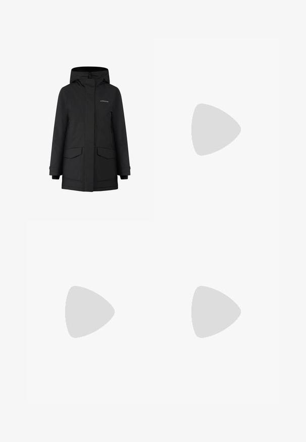 Czarna wodoodporna kurtka z kapturem, zamkiem błyskawicznym, dwoma przednimi kieszeniami i logo. Gładka zewnętrzna powierzchnia, luźny krój i wykończenia mankietów.; Szara, krótkozasięgowa koszulka wykonana z miękkiego, odprowadzającego wilgoć materiału. Posiada okrągły dekolt oraz małe białe logo w górnym lewym rogu.; Czarne, dopasowane spodnie wykonane z elastycznego materiału. Cechy to kieszeń boczna na zamek, strefowe kolana oraz gładka faktura.; Czarne buty trekkingowe z średnim cholewem, z teksturowaną cholewą, szarymi akcentami oraz trwałą gumową podeszwą z wypustkami zapewniającymi przyczepność.