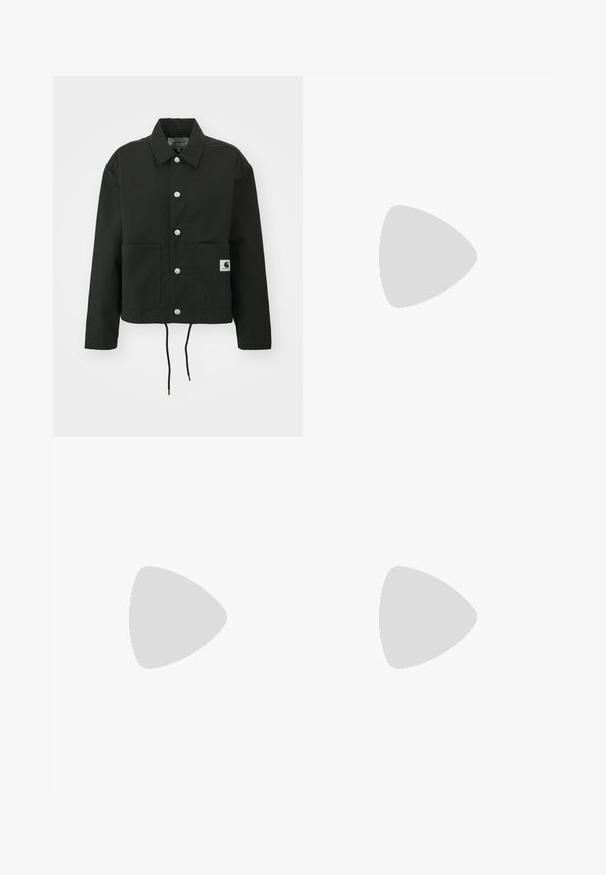 Veste noire coupée en tissu durable. Comprend un col classique, des boutons-pression argentés, deux poches avant et un ourlet avec cordon de serrage réglable.; T-shirt en coton noir à coupe décontractée. Présente un col rond et des manches courtes. Comprend un petit logo doré brodé sur la poitrine.; Pantalons cargo larges noirs en denim, avec taille haute, fermeture à bouton sur le devant et poches latérales. Texture lisse avec des coutures minimales.; Baskets avec un design en suède bordeaux et violet clair, dotées de trois rayures blanches, de lacets crème et d'une languette texturée jaune. Semelle en caoutchouc.