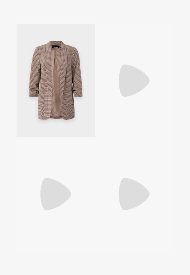 Blazer xadrez em tons de castanho com forro claro, mangas compridas arregaçadas nos punhos e um corte ajustado.; Três camisetas de manga longa empilhadas: preta, cinza e branca. Cada uma tem um decote redondo e um design cropped, feitas de um tecido leve e suave.; Jeans de denim escuros de cintura alta e perna larga, com bolsos frontais e traseiros, fecho com botão e detalhes de costura visíveis.; Bailarina em suede bege com biqueira arredondada em couro preto, salto baixo e textura suave, apresentando costura mínima e um design clean.