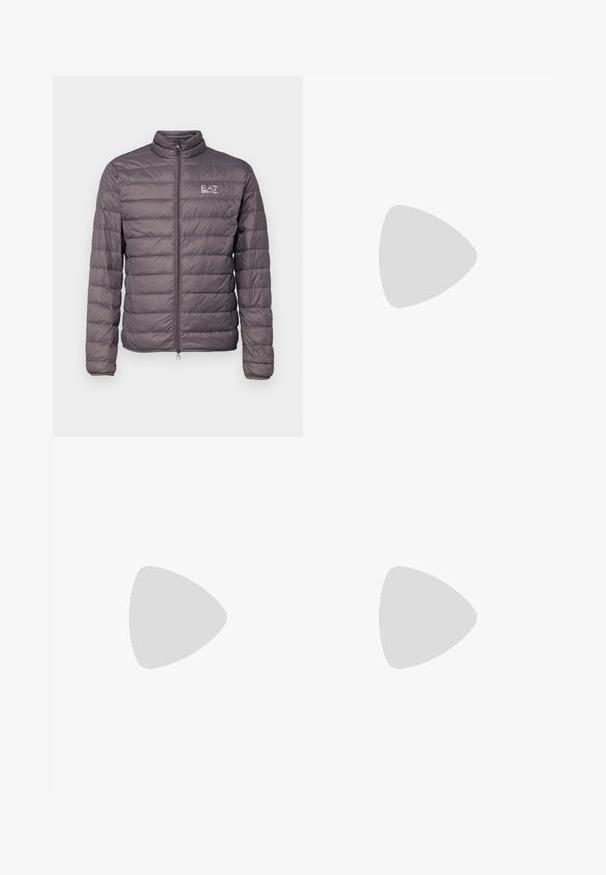 EA7 Emporio Armani JACKET - Casaco de penas - volcanic glass; T-shirt branca de manga curta em algodão com decote em V, apresentando um logótipo preto "FILLING PIECES" impresso do lado esquerdo.; Calças cinzas com um ajuste descontraído, feitas de um tecido suave. Apresentam um fecho de botão, bolsos laterais e um bolso de carga na perna.; Sapatilha branca com um cabedal em couro liso, atacadores bege e um painel traseiro em camurça texturizada bege. Sola elevada para acrescentar altura.