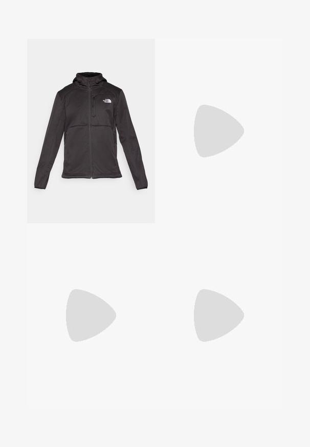 The North Face M QUEST HOODED SOFTSHELL - Softshell jakker - black; Sort t-shirt med korte ærmer lavet af letvægtsstof. Har et lille hvidt logo på venstre bryst og diskrete skuldrelementer.; Sorte atletiske bukser lavet af letvægtsstof, med en snor i taljen, sidelommer og tapered manchetter ved anklerne.; Sort trail løbesko med en struktureret overdel, gummisål og forstærket tåhætte. Har en polstret krave og en pull-tab til nem påtagning.