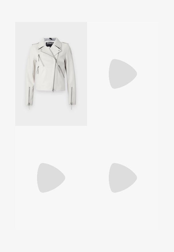 Giacca da motociclista in pelle bianca con tasche con zip, colletto a revers e dettagli in metallo argentato. Presenta una zip frontale asimmetrica.; T-shirt bianco a maniche corte con righe orizzontali blu navy, con logo "Tommy Hilfiger" ricamato sul petto. Design classico con collo a giro.; Gonna bianca plissettata con elastico nero in vita che presenta il logo "LACOSTE". Design di lunghezza media con texture morbida.; Sneaker bianchi in pelle con suola spessa bianca, accento in suede nero sul tallone e logo impresso sul lato. Design con lacci e sei fori per i lacci.