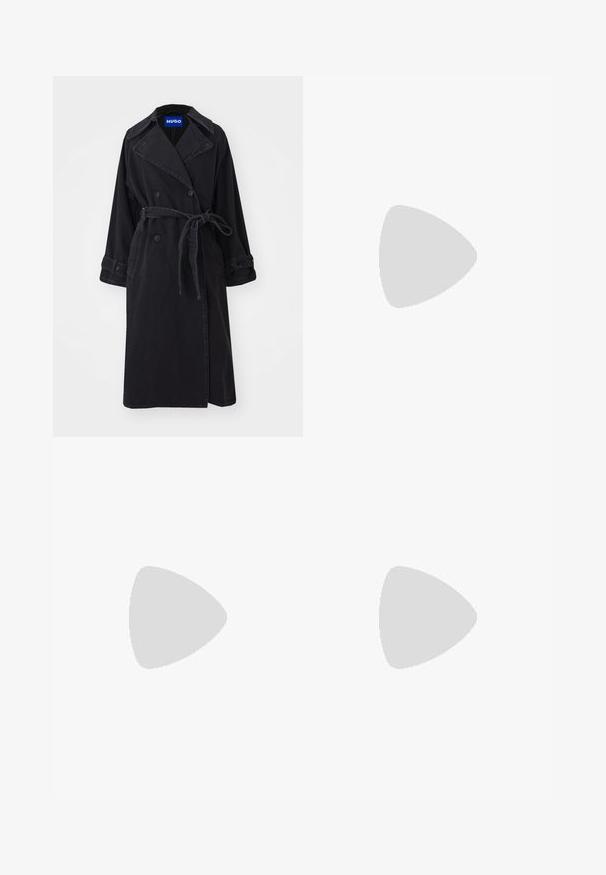 Manteau noir en trench avec un design croisé, large col et ceinture. Fabriqué en tissu texturé, il présente des fermetures à boutons et des manches retroussées.; Polo en bleu marine en coton à manches courtes, avec une patte de boutonnage à trois boutons et un logo brodé rouge sur la poitrine gauche.; Jeans en denim bleu foncé avec une coupe droite, dotés de cinq poches, de coutures en cuivre et d'une fermeture à bouton classique.; Baskets blanches en cuir avec une finition lisse, accents navy et un petit logo sur le côté. Elles disposent de lacets plats et d'une semelle en caoutchouc texturée.