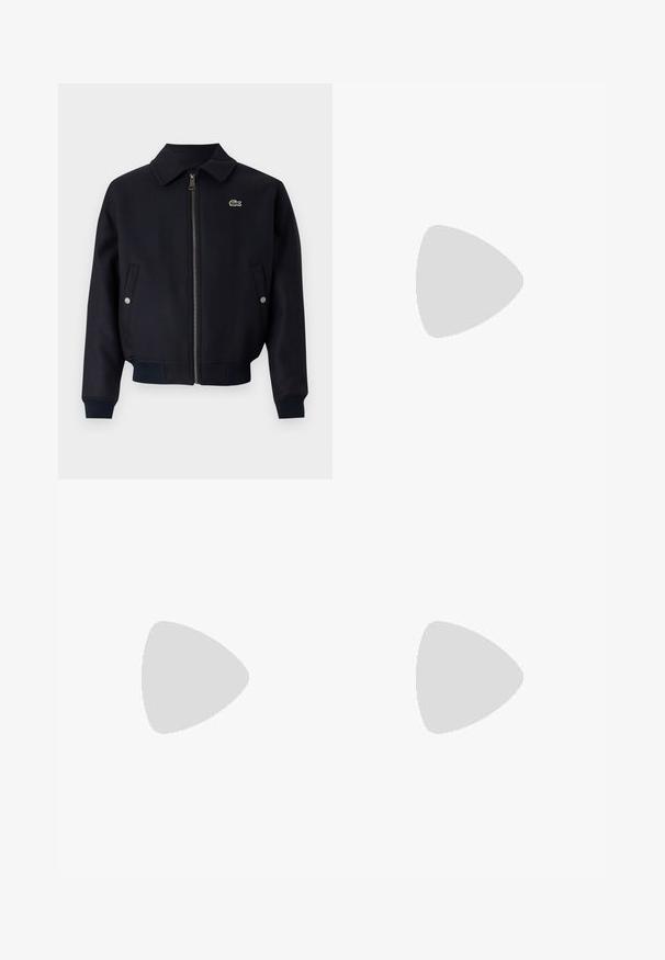Tumed viisakkidega sviiter, millel on ribakäised, küljetaskud ja väike roheline logo vasakul rinnal. Tekstuuriga kangas.; BOSS TEE - Lihtne T-särk - open white; Valged volditud püksid, mis on kohandatud sobivusega, sujuva tekstuuriga, vööloopidega ja kitsenevate jalgadega. Pole nähtavaid taskuid ega mustreid.; Valge nahast tennis, millel on ümmargune varvas, minimalistlik disain, hallad paelad ja tekstureeritud hall kummitald. Näha on peeneid õmblusdetailide.