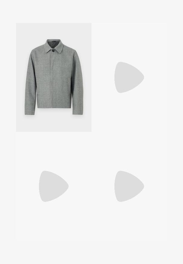 Harma ruuduline jakk, millel on krae, esipaneeliga nööbid, pikad varrukad ja struktureeritud lõige. Valmistatud tekstuuriga kangast, millel on muster.; Musta ribbitty lyhythihainen t-paita, jossa on pyöreä kaula-auko ja rento istuvuus sekä teksturoitu pinta. Yksinkertainen muotoilu; ei grafiikoita tai korostuksia.; Mustat puuvillahousut rentoa mallia, joissa on klassinen vyötärö, etukangastukset ja sivutaskut. Sileä pinta ilman kuvioita.; Musta nahkainen loaferi, jossa on paksu urheilupohja ja koristeellinen hihna yläpääkkeellä, esitettynä vasemman sivuprofiilin kuvassa valkoista taustaa vasten.