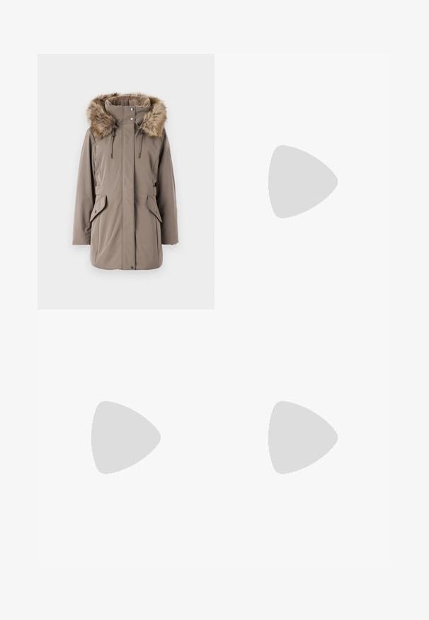 Giubbotto parka marrone con cappuccio in pelliccia sintetica, zip frontale e chiusure a pressione. Presenta due tasche laterali e un design leggermente aderente.; Top bianco aderente realizzato in tessuto a coste, con maniche a farfalla e dettagli arricciati sui lati per texture e forma.; Pantaloni bianchi a gamba larga realizzati in tessuto morbido, con vita regolabile e due tasche frontali. Texture liscia e senza motivi visibili.; Sandalo bianco con tacco alto, caratterizzato da un design a cinturini e un legaccio alla caviglia. Texture liscia con una piattaforma frontale per un'altezza aggiuntiva.