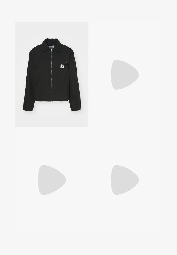Carhartt WIP DETROIT JACKET - Tunn jacka - black; Vit bomull t-shirt med avslappnad passform, korta ärmar och en liten broderad logotyp på vänster bröstområde.; Svarta vida jeans i denim, med kontrasterande vit sömnad och framknäppning, samt två snedställda framfickor.; Rosa mockaskor med gröna ränder, vita accenter och en brun gummisula. Har ett strukturerat tyg och logodetaljer på sidan.; Silverfärgad kedjehalsband med en slät, rund platt länkdesign. Har en blank yta och mäter cirka 50 centimeter i längd.