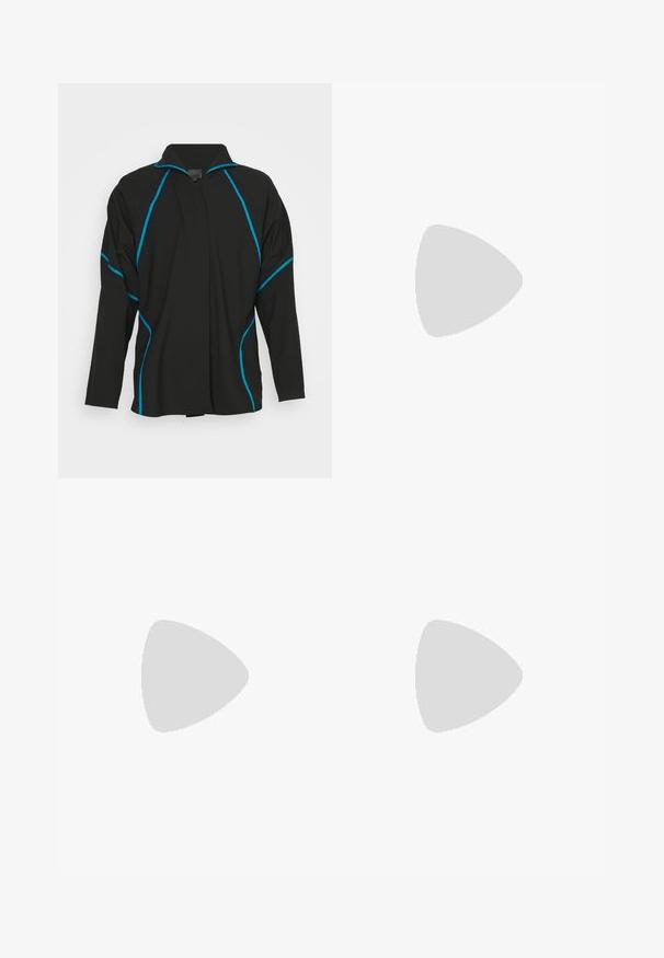 Schwarz langärmliges Shirt mit blauen Akzenten entlang der Nähte und des Kragens, aus leichtem Stoff, mit lässiger Passform und offenem Vorderteil.; Weißes Baumwoll-T-Shirt mit Rundhalsausschnitt und kurzen Ärmeln, mit einem goldenen EA7 Emporio Armani-Logo auf der Vorderseite.; Schwarze Sportshorts aus weichem Material, mit einem elastischen Bund und einem kleinen gelben EA7-Logo am unteren linken Bein.; Weiße Ledersneaker mit glatter Oberfläche, runder Zehenpartie, flachen Schnürsenkeln und strukturiertem Sohlenprofil. Mit einem dezenten Logo an der Ferse.
