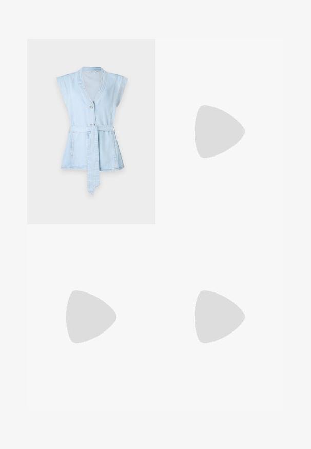 Svetlo modra denim jakna brez rokavov, s kratkimi rokavi, V-izrezom, dvema gumboma in pasom. Ima kontrastne šive in razširjen silhueto.; Dva majica brez rokavov sta prikazana, ena črna in ena bela. Obe imata rebrasto teksturo in široke naramnice z zaobljenim izrezom.; Svijetloplavi traper hlače ravnog kroja, s dizajnom od pet džepova, jednim dugmetom za zatvaranje i suptilnim šavovima.; Platneni copat v mornarsko modri barvi z belimi očesi in vezalkami, ki ima bel gumijast zaščitnik za prste in črno črto ob podplatu.; Zlate uhane v obliki obroča z gladko, polirano površino in okroglo obliko. Notranji rob ima subtilen razcep za zapiranje.