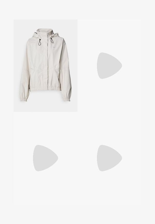 Giacca zip-up beige chiaro con cappuccio, polsini elasticizzati e due tasche anteriori. Presenta il logo Nike in argento sulla parte superiore sinistra.; T-shirt bianco a maniche corte realizzato in tessuto liscio, con scollatura tonda e un piccolo logo grigio Nike sul petto.; Pantaloni corti bianchi a vita alta realizzati in tessuto elasticizzato. Presentano una texture liscia e un design aderente, senza ulteriori motivi o accessori.; Scarpa atletica bianca con tomaia in rete testurizzata, dettagli argentati e suola azzurro chiaro. Presenta lacci rotondi e tallone ammortizzato.