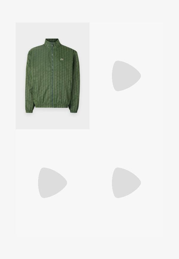 Chaqueta verde con cierre de cremallera y un patrón geométrico, cuello alto, puños elásticos y el logo de Lacoste en el pecho. Material ligero.; Camiseta blanca de algodón con un diseño curvado de logo "LACOSTE SPORTSWEAR" en color azul marino y verde oliva impreso en el pecho.; Pantalones deportivos verdes con estampado, cintura elástica, piernas ajustadas y un diseño geométrico en toda su superficie. Hechos de un material ligero.; Zapatillas de cuero blanca con un acabado suave, punta redondeada, cordones planos y una suela texturada. Acento de ante gris en el talón.